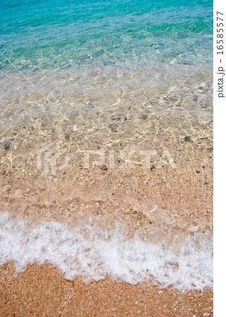 Clear sea water and sand 16585577