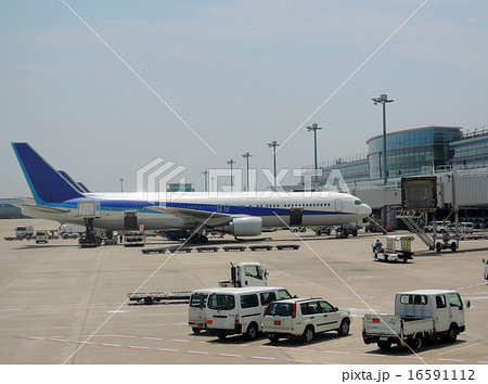 東京国際空港 エプロンに待機している旅客機 東京国際空港 エプロンに待機している旅客機 16591112