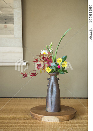 花が生けられた床の間の風景の写真素材