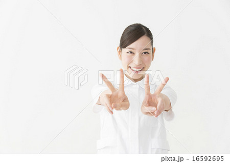 喜ぶ看護師 16592695