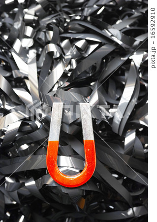 絡まった磁気テープと磁石 16592910