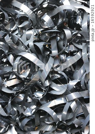 カセットビデオテープの絡まったテープのアップ 縦位置 カセットビデオテープの絡まったテープのアップ 縦位置 16592921