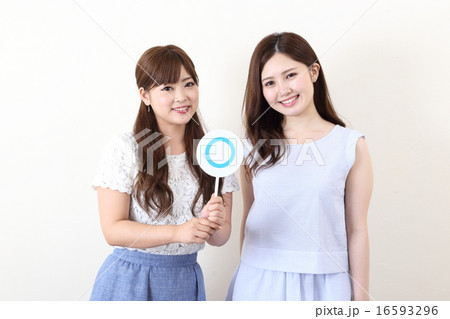 若い女性2人　まる　丸　マル 16593296