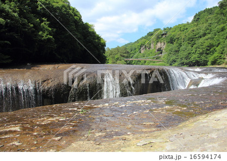 水不足時期の吹割の滝（群馬県） 16594174