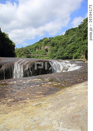 水不足時期の吹割の滝（群馬県） 16594175