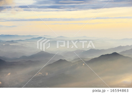 富士登山吉田ルート八合目から山梨県側の夜明けの景色 16594863