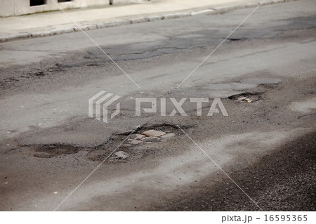 Potholes 16595365