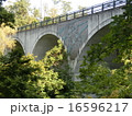 林道に架かる大きな橋 16596217