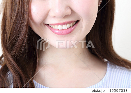 笑顔の女性の口元 16597053