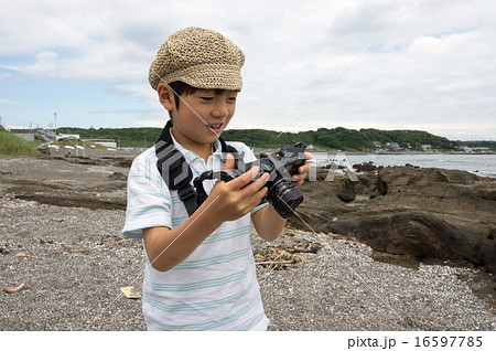 海岸で撮影する子供。小さなカメラマン（三浦半島、長浜海岸） 16597785