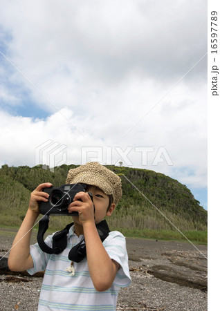 海岸で撮影する子供。小さなカメラマン（三浦半島、長浜海岸） 16597789