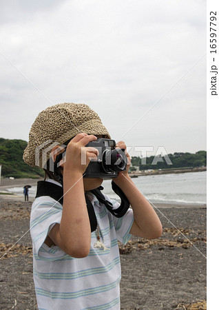 海岸で撮影する子供。小さなカメラマン（三浦半島、長浜海岸） 16597792