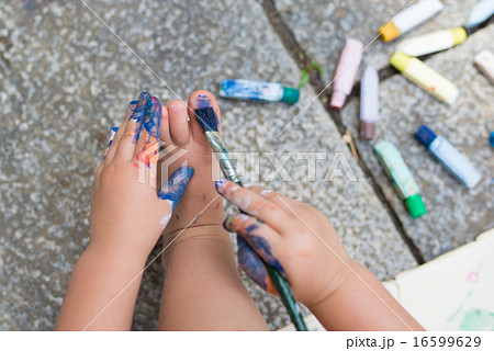 足に色を塗る子供 16599629