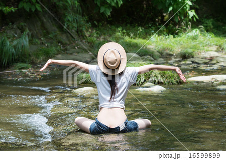 川で遊ぶ女性 川で遊ぶ女性 16599899