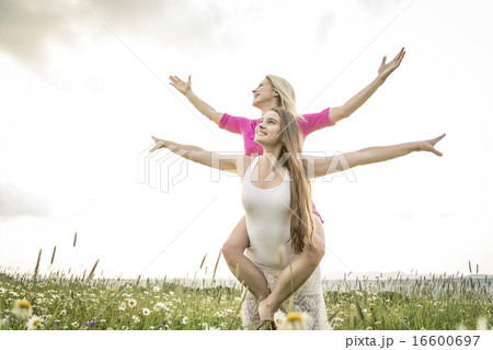 riends having fun in a daisy field 16600697