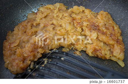 あめ色に炒めた玉ねぎ あめ色に炒めた玉ねぎ 16601737