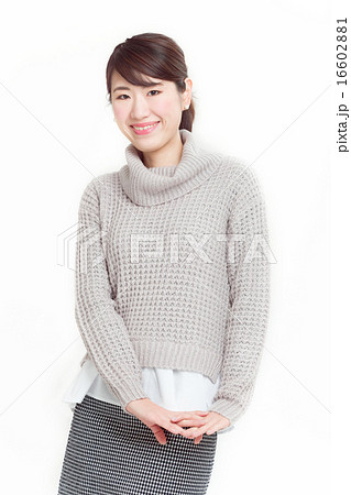 秋冬ファッションでお洒落をした綺麗な女性の写真素材