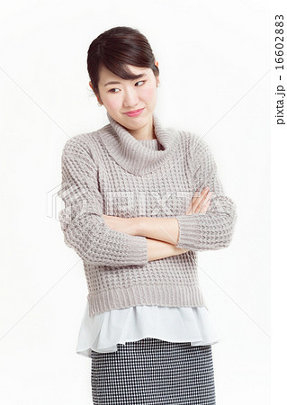 秋冬ファッションでお洒落をした綺麗な女性 16602883