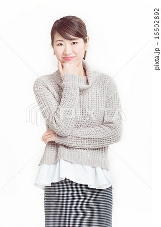 秋冬ファッションでお洒落をした綺麗な女性 秋冬ファッションでお洒落をした綺麗な女性 16602892