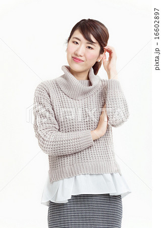 秋冬ファッションでお洒落をした綺麗な女性 16602897