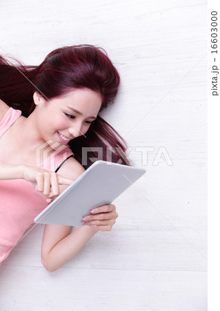 woman smile using tablet pc 16603000
