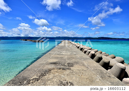 沖縄の離島　鳩間島の防波堤風景写真 16603112