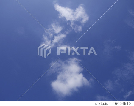 青空に浮かぶ白い雲 青空に浮かぶ白い雲 16604610