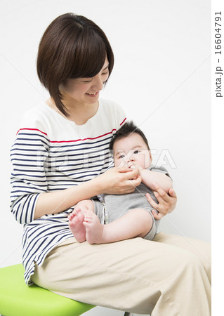 ポートレート 赤ちゃんと若いお母さん ポートレート 赤ちゃんと若いお母さん 16604791
