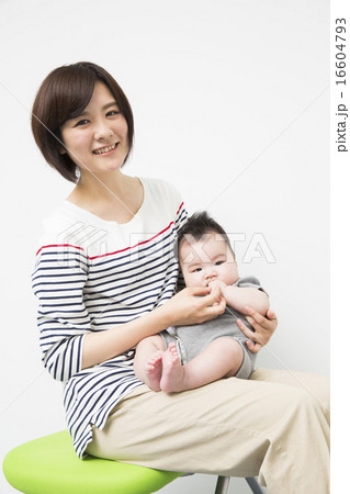 ポートレート 赤ちゃんと若いお母さんの写真素材