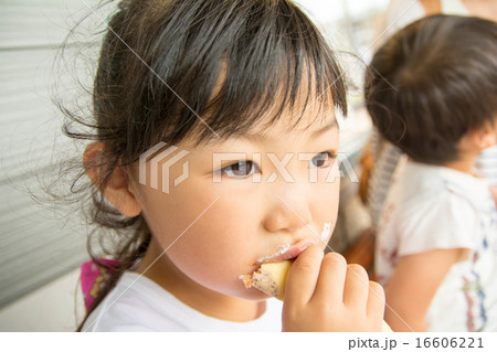 クレープを食べる女の子の写真素材 16606221 Pixta
