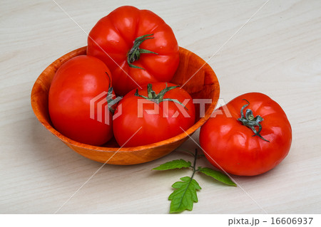 Red tomatoes 16606937