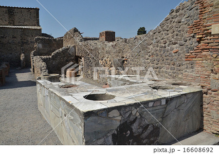 ワイン入れがあるカウンターが残るポンペイの居酒屋 ワイン入れがあるカウンターが残るポンペイの居酒屋 16608692