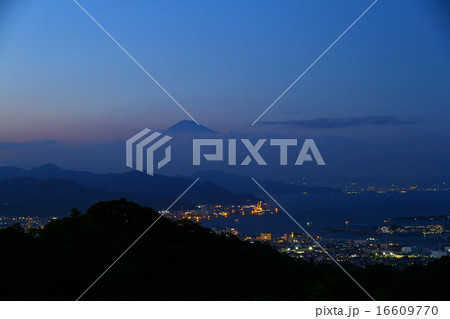 夕暮れの富士山 16609770