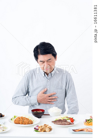 ミドルの男性（食生活） 16611381