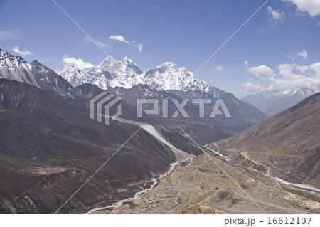 Trekking in the Himalayas  16612107