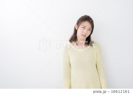 落ち込む・若い女性 16612161