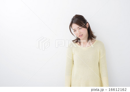 落ち込む・若い女性 16612162