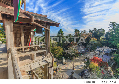 秋の御開帳が行われている笠森観音の観音堂からみた境内の風景 16612558