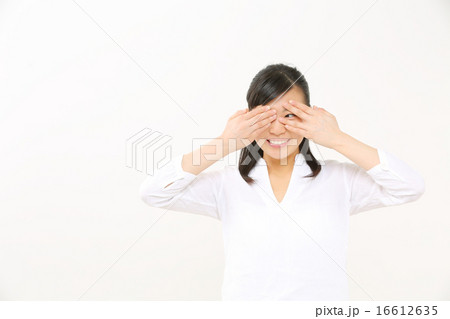 覗く女性 16612635