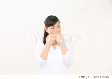 口を塞ぐ女性 16612646
