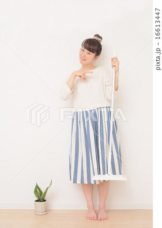 女性　掃除 16613447