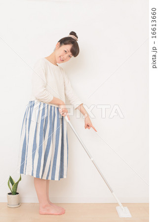 女性　掃除 16613660