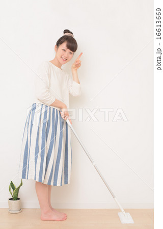女性　掃除 16613669