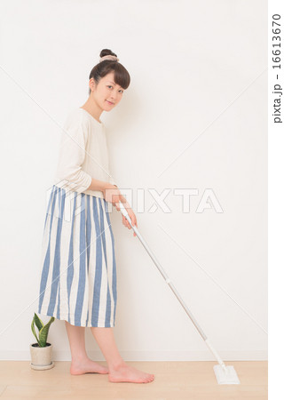 女性　掃除 16613670