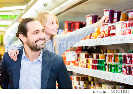 Family buying dessert in hypermarket Family buying dessert in hypermarket 16613836