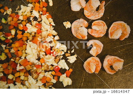 chef cooking rice with vegetables and shrimp 16614347