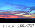 九十九里の海上を彩る朝焼けの雲と三日月 16614737