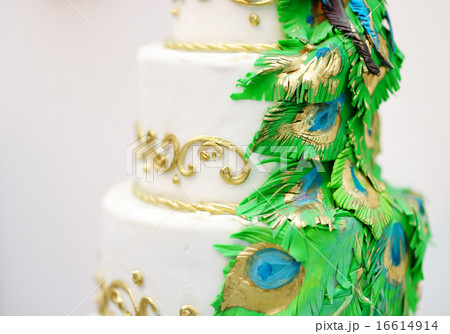 Delicious white wedding cake Delicious white wedding cake 16614914