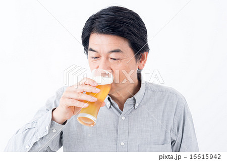 ミドルの男性（ビール） 16615942