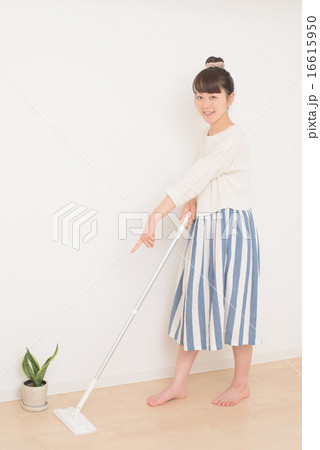 女性　掃除 16615950